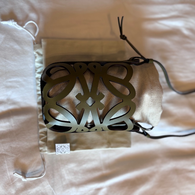 Loewe斜背小包-9