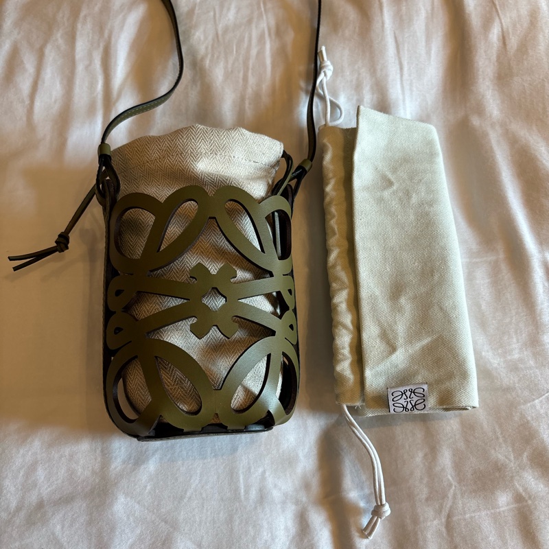 Loewe斜背小包-10