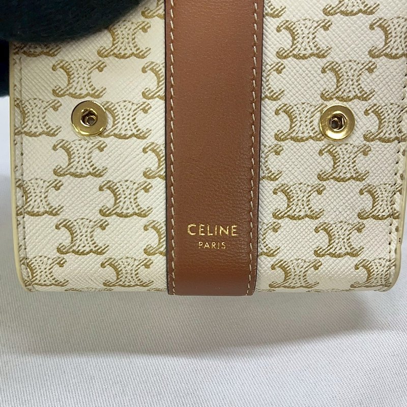 CELINE TRIOMPHE滿版白花短夾-5