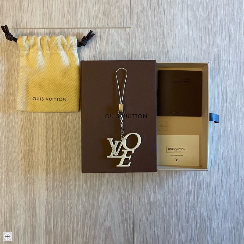 LV Louis Vuitton LOVE Keychain 白色大理石紋路 鑲鑽吊飾-0