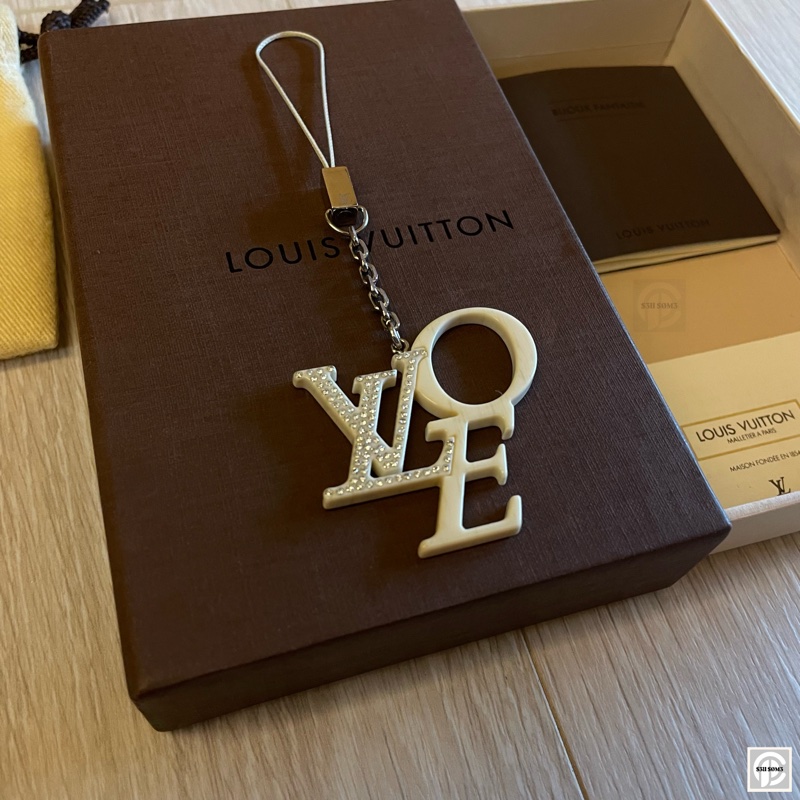LV Louis Vuitton LOVE Keychain 白色大理石紋路 鑲鑽吊飾-1