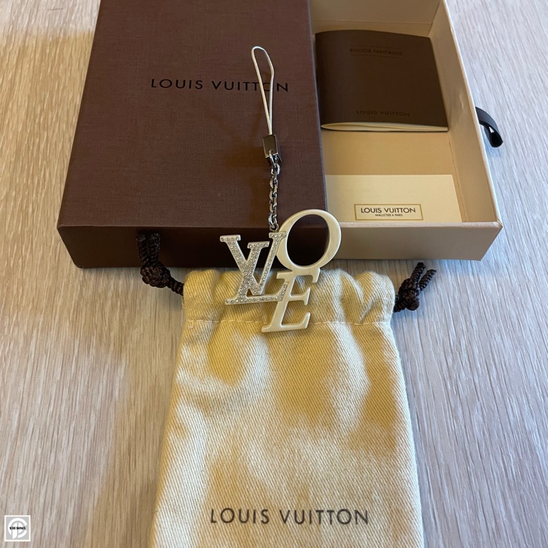 LV Louis Vuitton LOVE Keychain 白色大理石紋路 鑲鑽吊飾-3