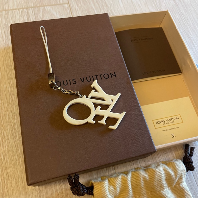 LV Louis Vuitton LOVE Keychain 白色大理石紋路 鑲鑽吊飾-4