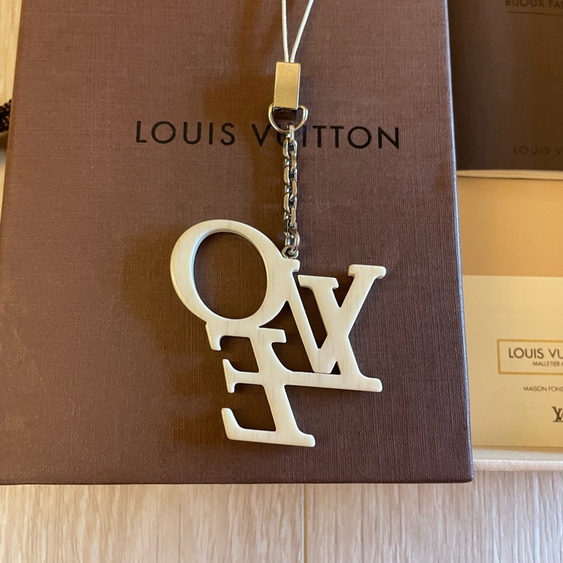 LV Louis Vuitton LOVE Keychain 白色大理石紋路 鑲鑽吊飾-6