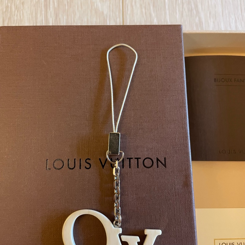 LV Louis Vuitton LOVE Keychain 白色大理石紋路 鑲鑽吊飾-7