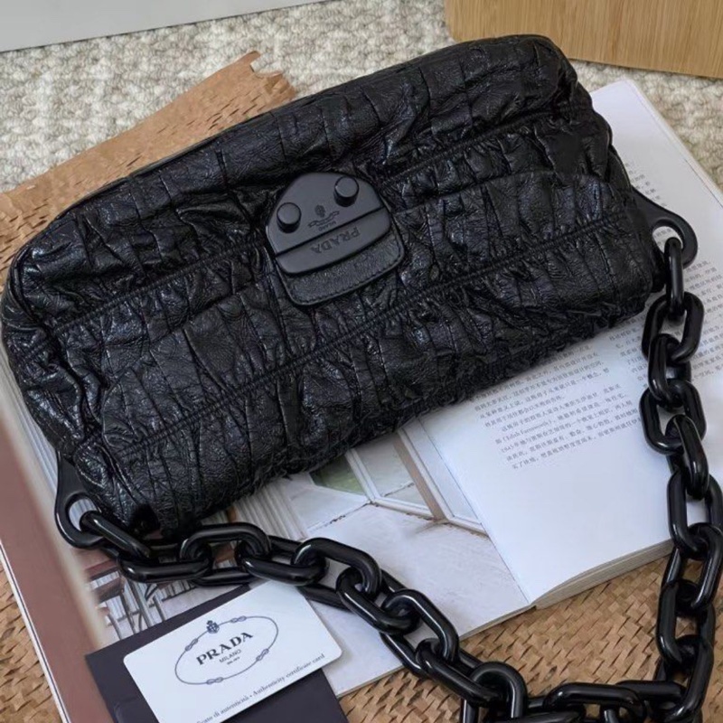 Prada 牛皮皺摺鏈條包-3
