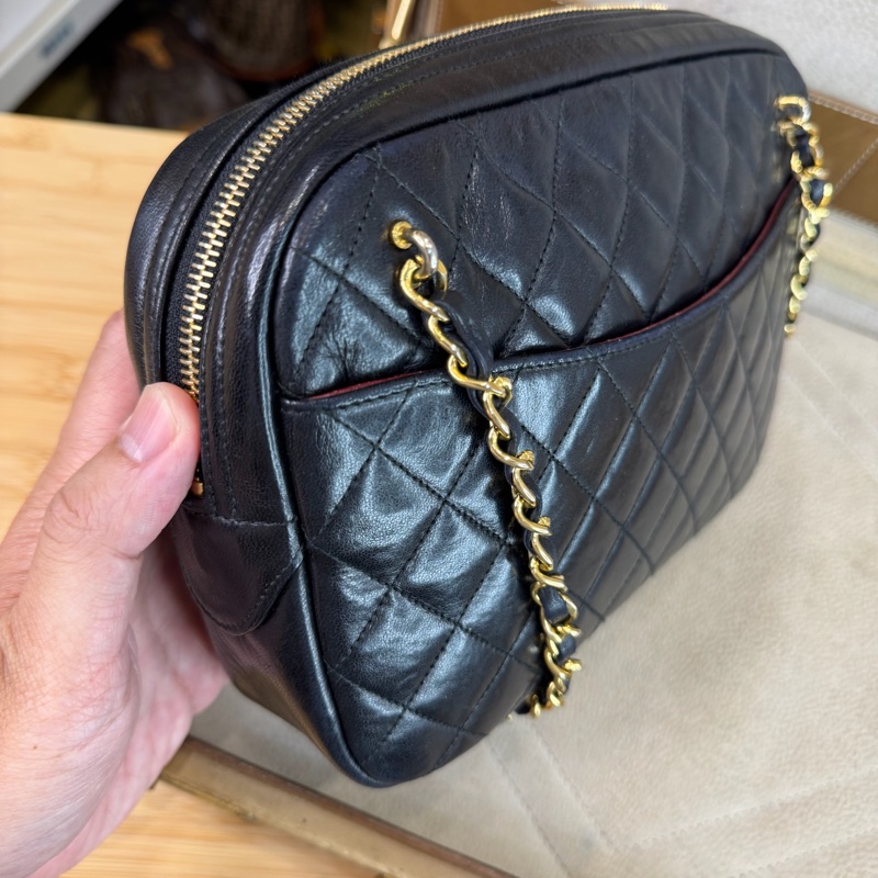 上架中🔑Chanel 黑羊元寶拉鍊相機包-1