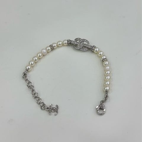 香奈兒Chanel 25S雙C珍珠手鍊，銀色滿鑽搭扣，搭配珍珠鏈