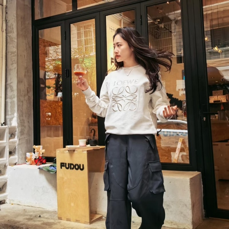 莉亞精品♡Loewe 刺繡圓領長袖 尺碼M 近新閒置-1