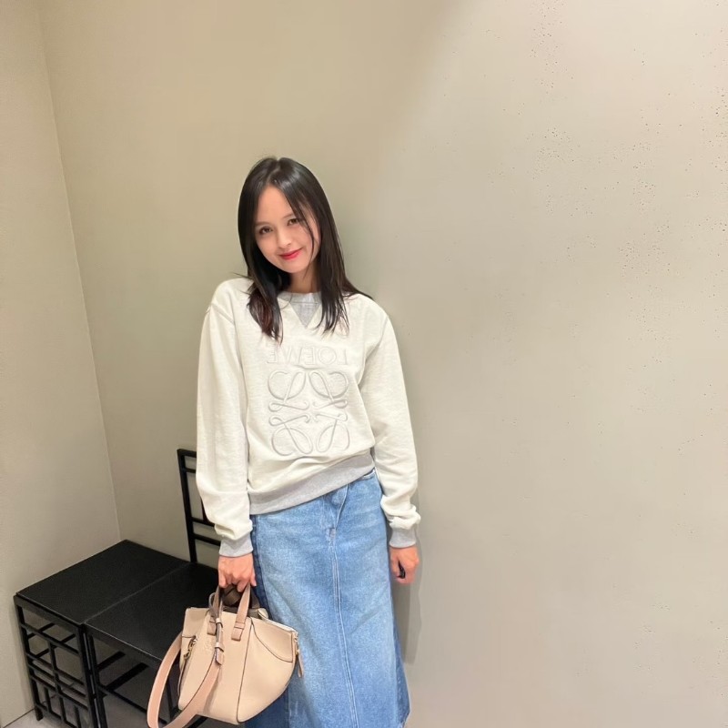 莉亞精品♡Loewe 刺繡圓領長袖 尺碼M 近新閒置-3