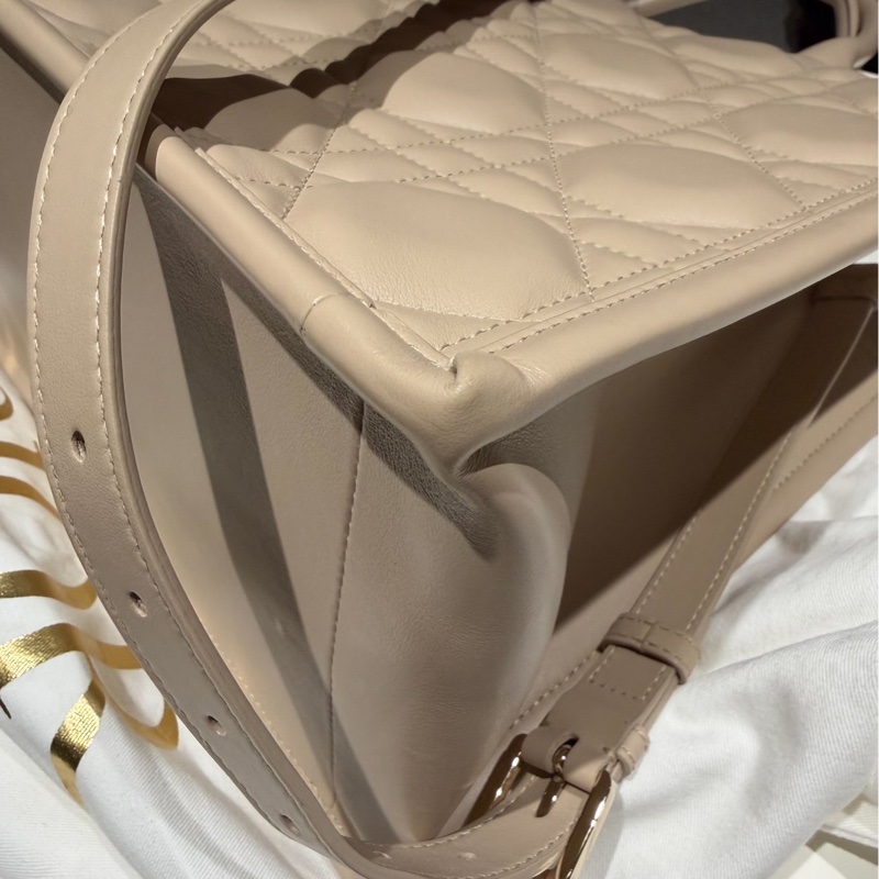 Dior Book 奶茶 裸 淡米色 裸奶Macrocannage 五格 大籐格紋 小牛皮 托特包 手提包 側背包 肩背包 斜背包-17