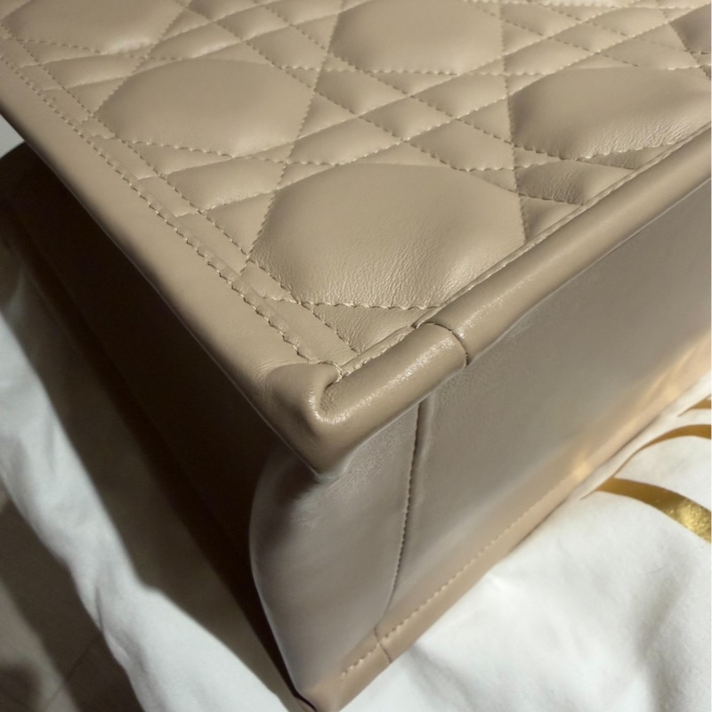 Dior Book 奶茶 裸 淡米色 裸奶Macrocannage 五格 大籐格紋 小牛皮 托特包 手提包 側背包 肩背包 斜背包-18