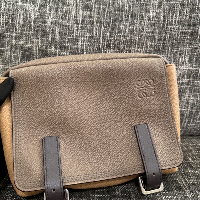 LOEWE messenger側背-1