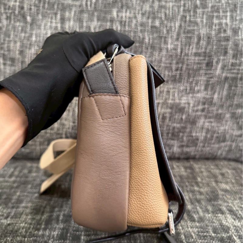LOEWE messenger側背-4