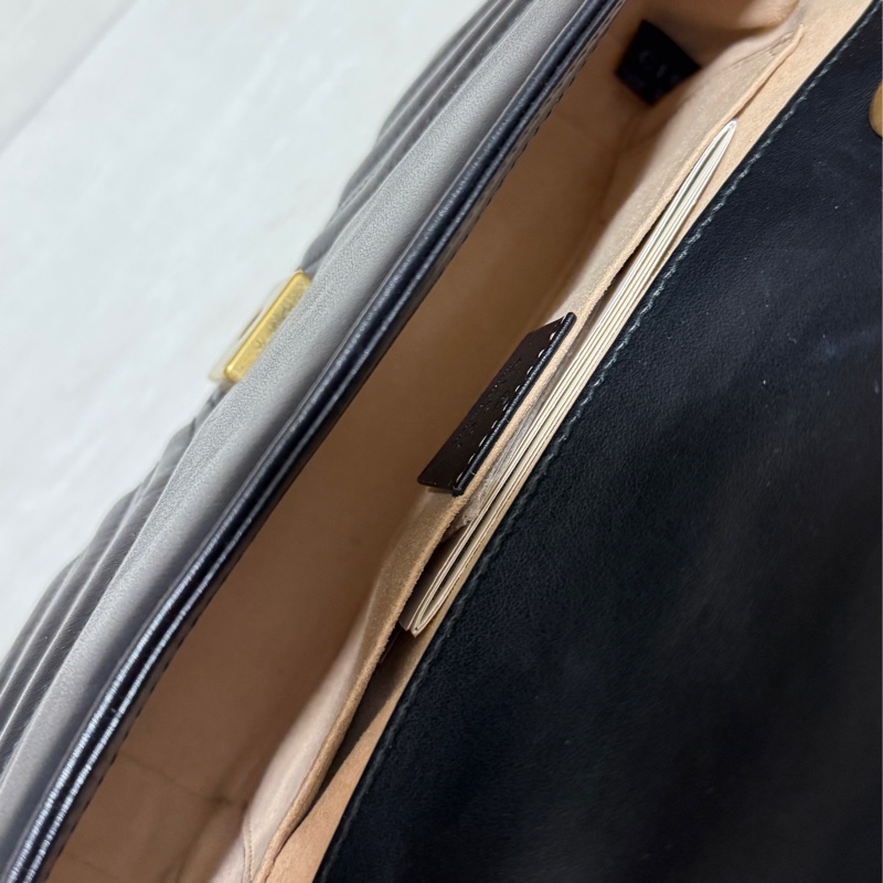 GUCCI MARMONT 26 馬夢牛皮皮革掀背肩背包-10
