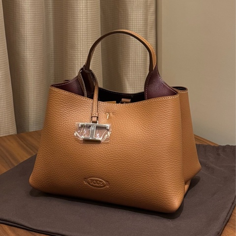 TODS Timeless 系列荔枝紋牛皮金屬字母LOGO 手提斜背包