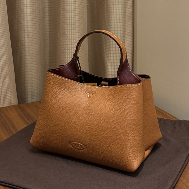 TODS Timeless 系列荔枝紋牛皮金屬字母LOGO 手提斜背包-1