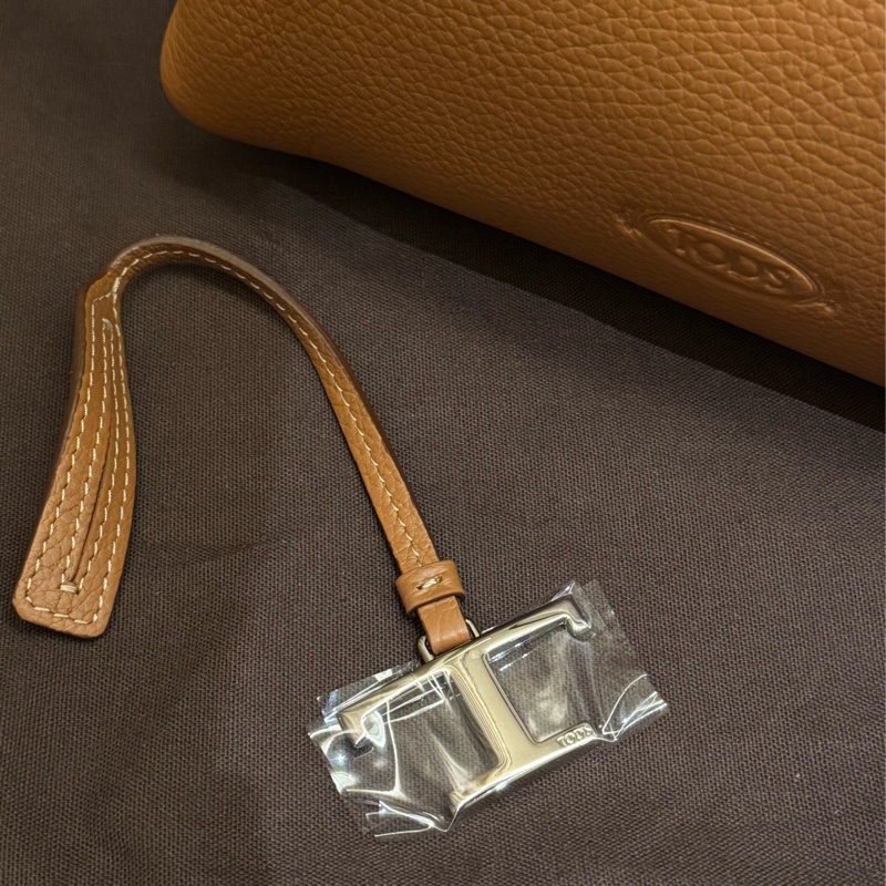 TODS Timeless 系列荔枝紋牛皮金屬字母LOGO 手提斜背包-3