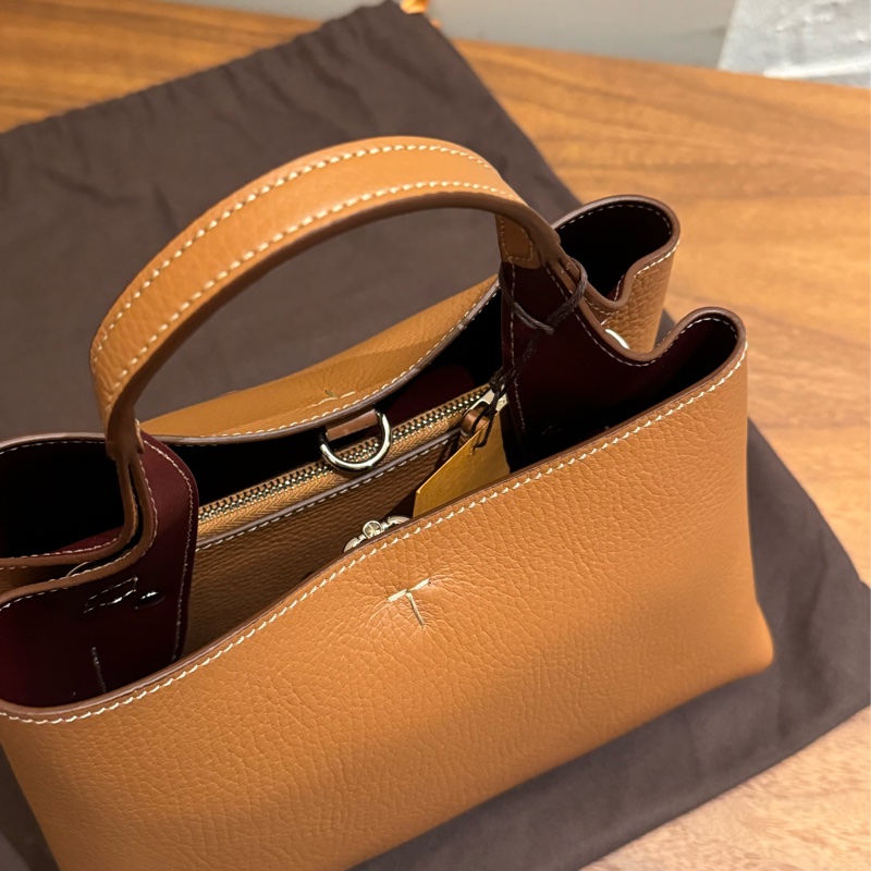 TODS Timeless 系列荔枝紋牛皮金屬字母LOGO 手提斜背包-5