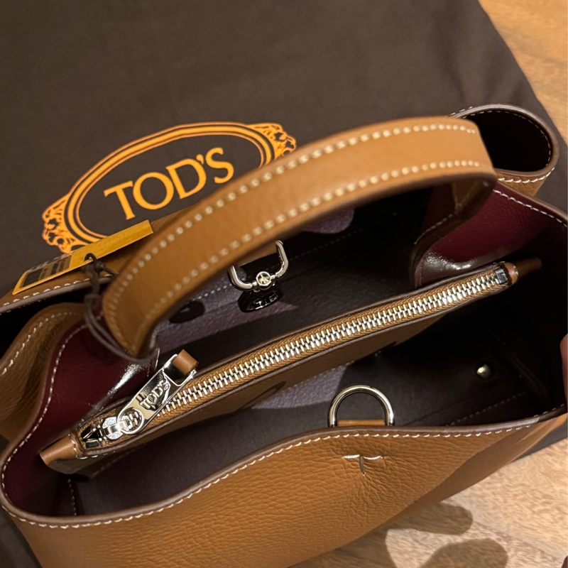 TODS Timeless 系列荔枝紋牛皮金屬字母LOGO 手提斜背包-6
