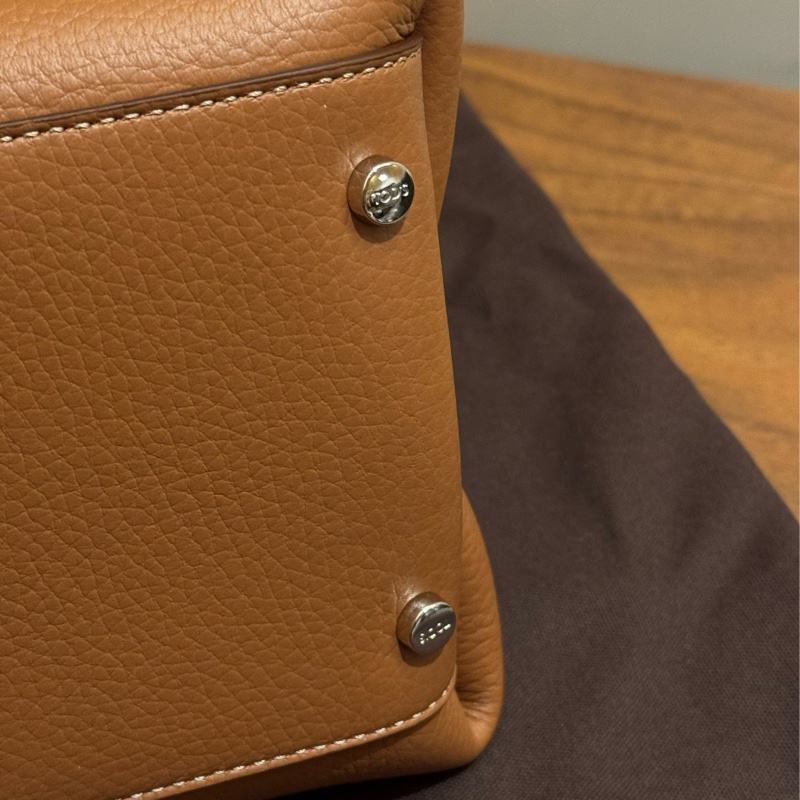TODS Timeless 系列荔枝紋牛皮金屬字母LOGO 手提斜背包-8