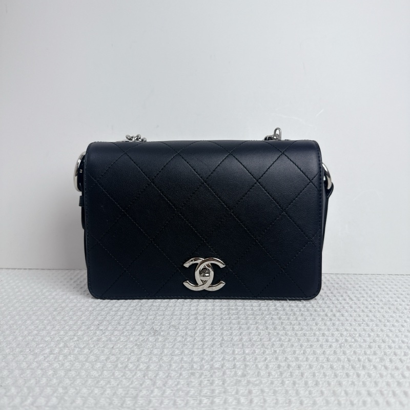 Chanel Flap Bag - Black / Shw-0
