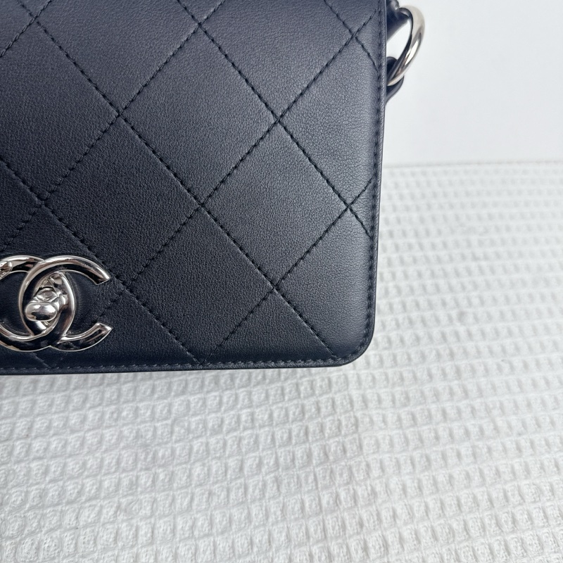 Chanel Flap Bag - Black / Shw-4