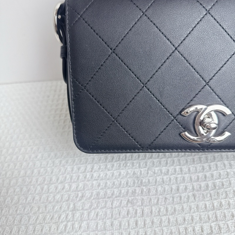 Chanel Flap Bag - Black / Shw-5