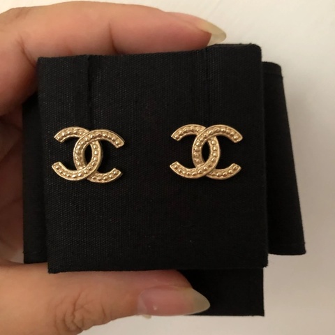 CHANEL 香奈兒經典淺金色LOGO 耳環/耳釘 🔆 附盒 5折以下賣唷