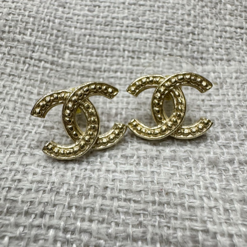 CHANEL 香奈兒經典淺金色LOGO 耳環/耳釘 🔆 附盒 5折以下賣唷-2