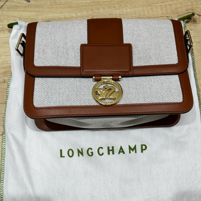 LONGCHAMP BOX-TROT小牛皮帆布拼接金屬LOGO翻蓋斜背包(中/白蘭地酒)-1