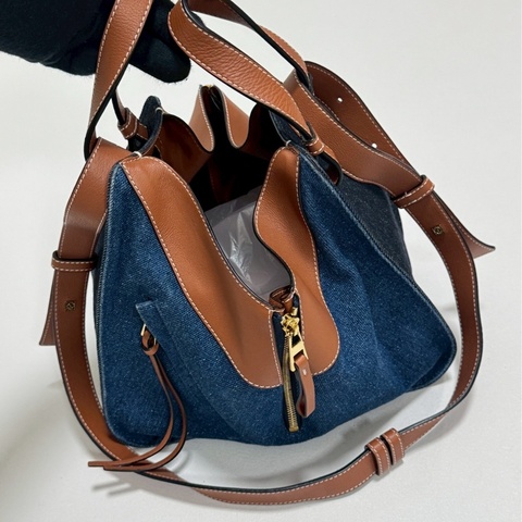 Loewe牛仔拼皮吊床包