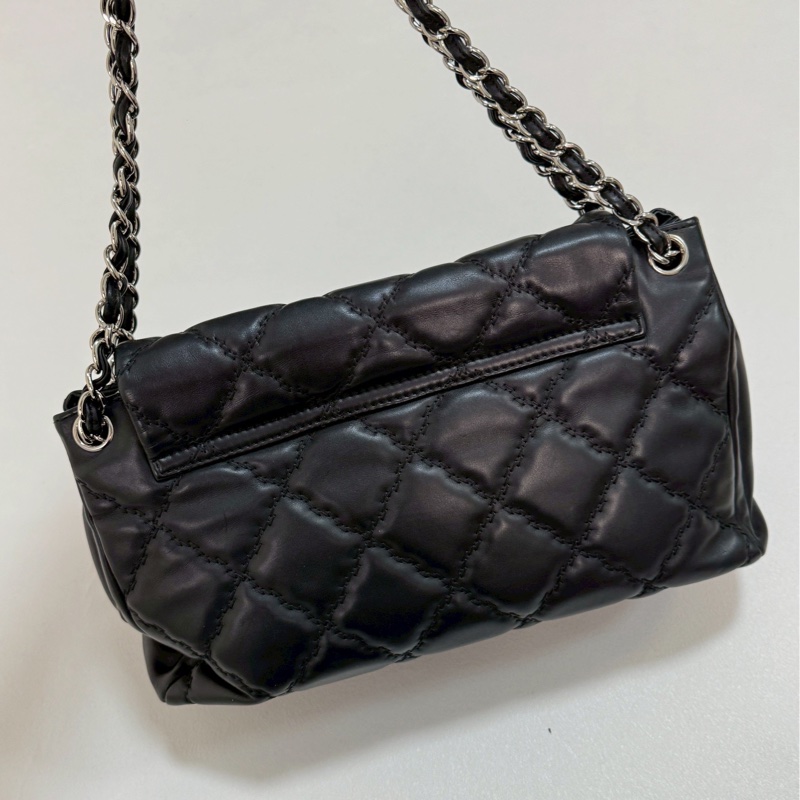 Chanel黑銀琺瑯扣機場包-1