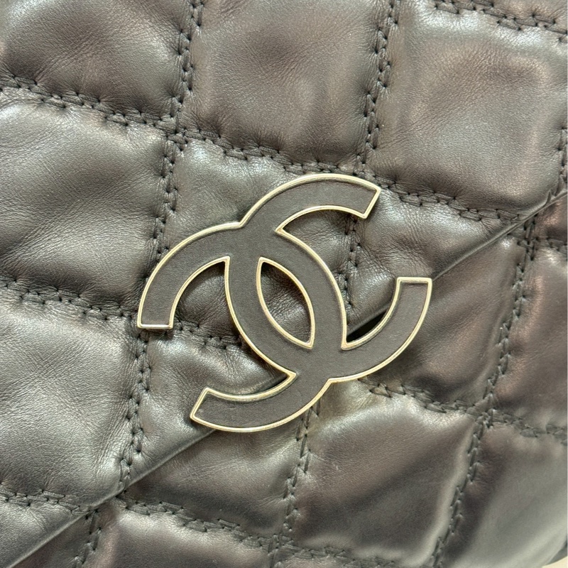 Chanel黑銀琺瑯扣機場包-3