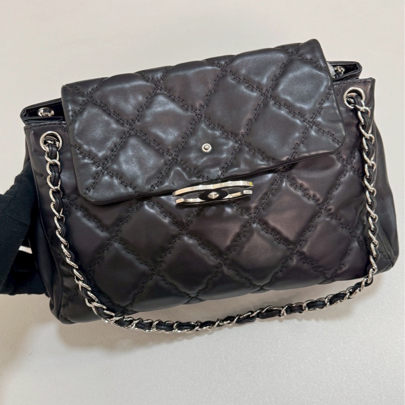 Chanel黑銀琺瑯扣機場包-6