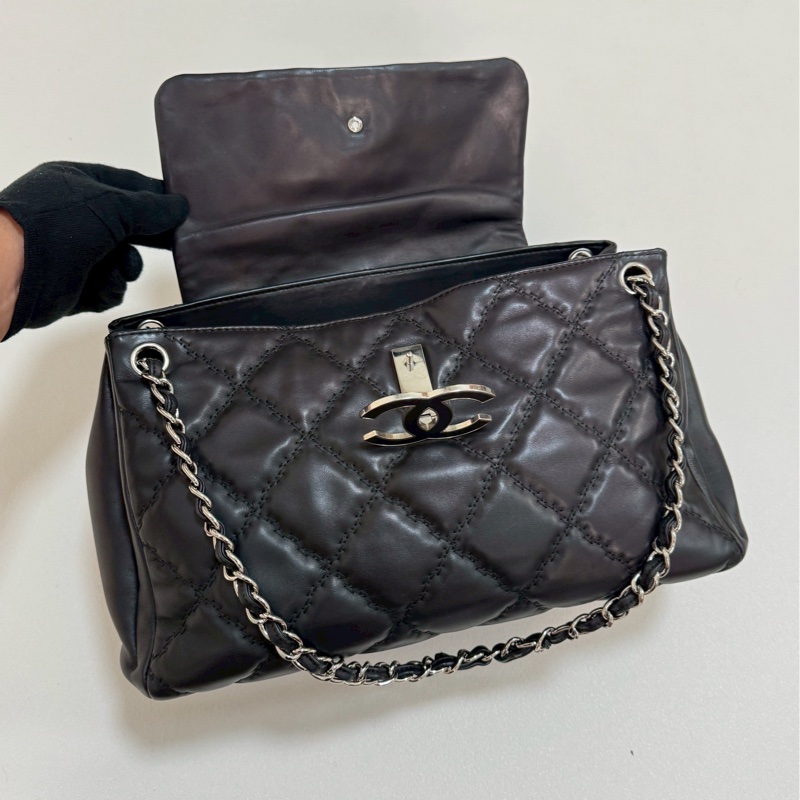 Chanel黑銀琺瑯扣機場包-7