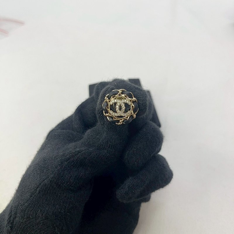 CHANEL 雙C水鑽皮穿耳環-5