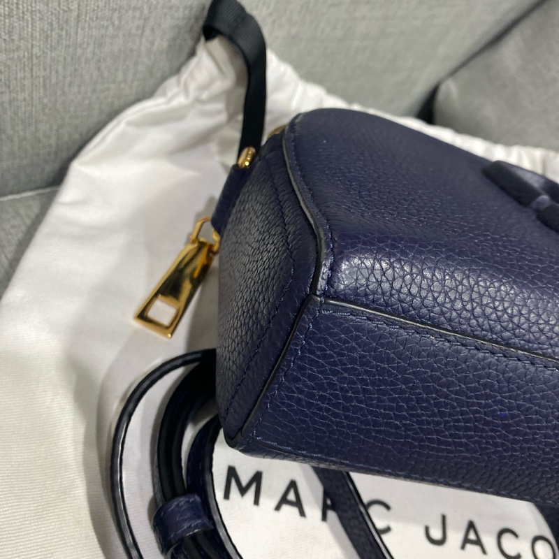 MARC JACOBS 半月包（藏藍色）-4