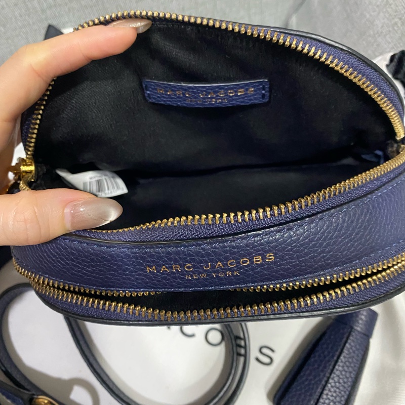 MARC JACOBS 半月包（藏藍色）-8