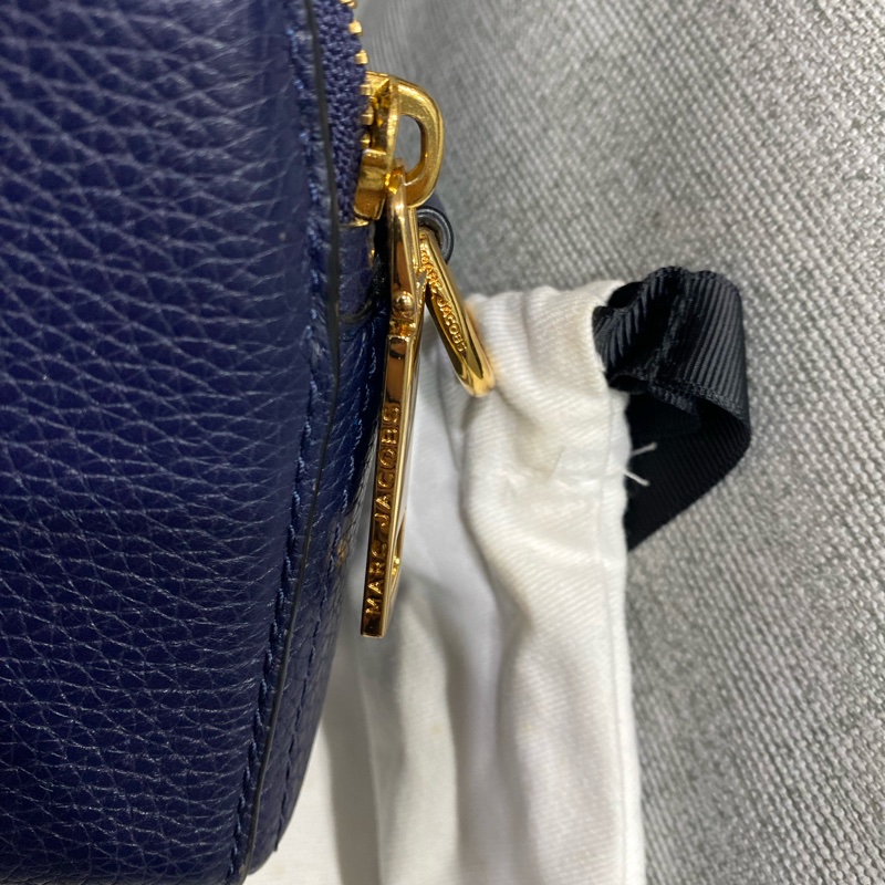 MARC JACOBS 半月包（藏藍色）-10