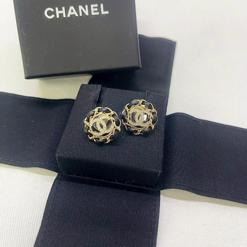 CHANEL 雙C水鑽皮穿耳環-1