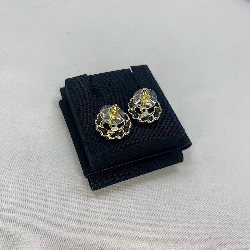 CHANEL 雙C水鑽皮穿耳環-2