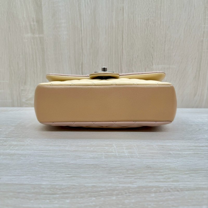 CHANEL粉拼色復古銀釦菱格羊皮季節限定口蓋包-7