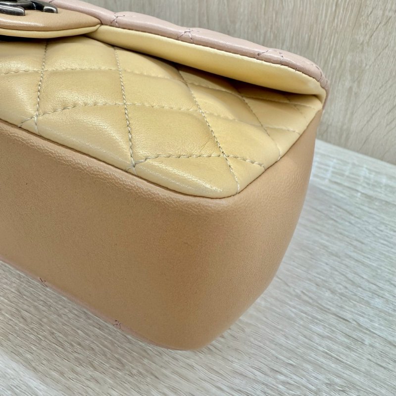CHANEL粉拼色復古銀釦菱格羊皮季節限定口蓋包-9