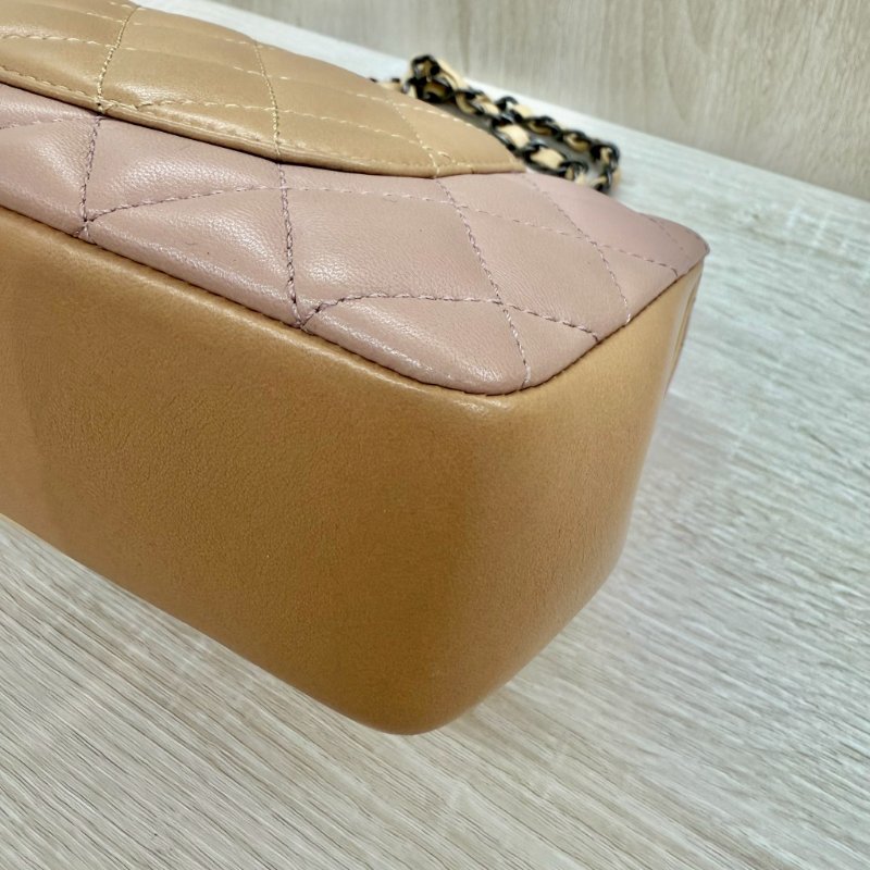 CHANEL粉拼色復古銀釦菱格羊皮季節限定口蓋包-10