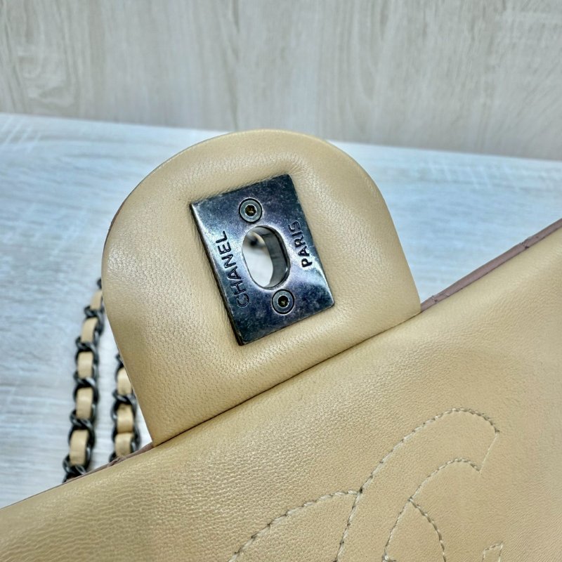 CHANEL粉拼色復古銀釦菱格羊皮季節限定口蓋包-15