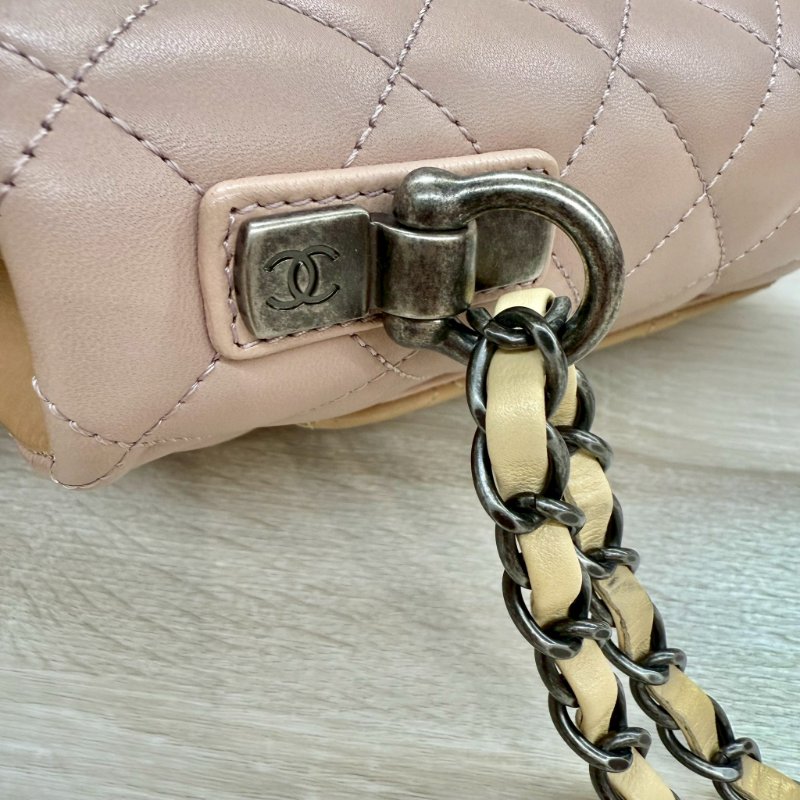 CHANEL粉拼色復古銀釦菱格羊皮季節限定口蓋包-18