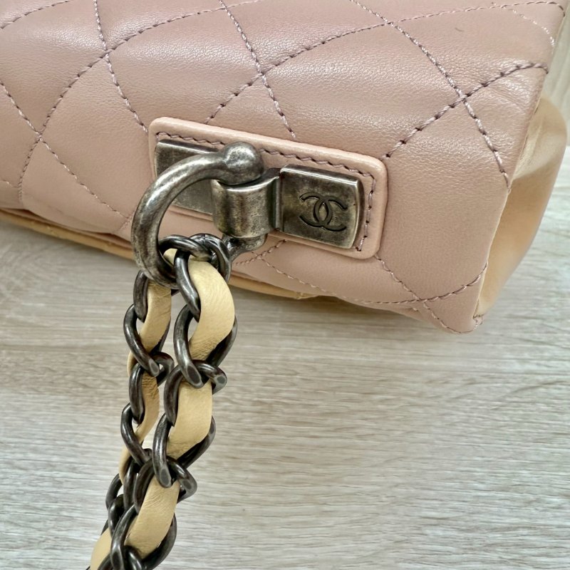 CHANEL粉拼色復古銀釦菱格羊皮季節限定口蓋包-19
