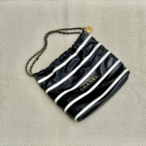 CHANEL - 黑色羊皮條紋金釦22bag(小號)