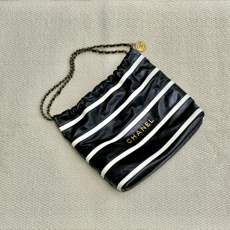 CHANEL - 黑色羊皮條紋金釦22bag(小號)-0